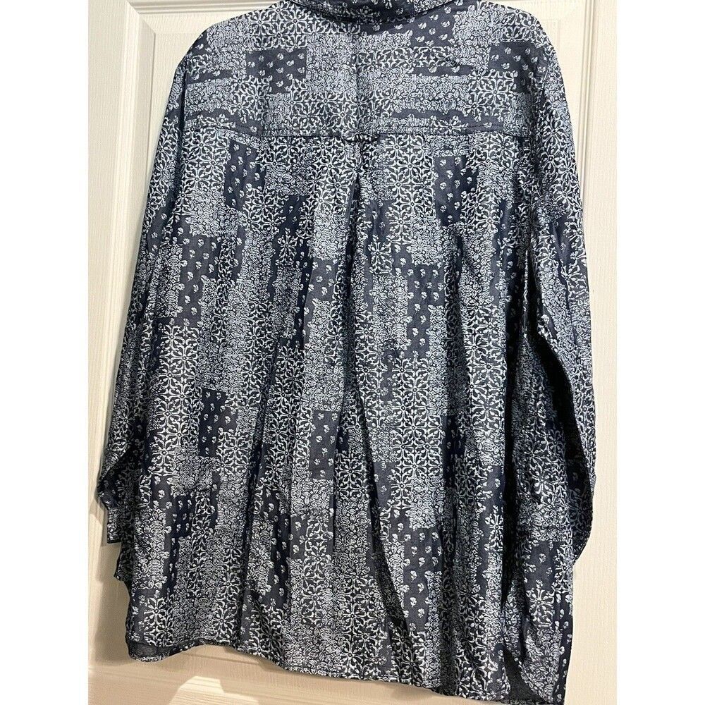 Catherine's Women's 2X 22/24 Bandana Print Long Sleeve Button Up Blue NWT - Picture 2 of 4